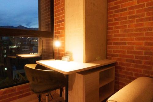 NEW in laurels with air , loft type, giant tv, Medellín (photo 4)