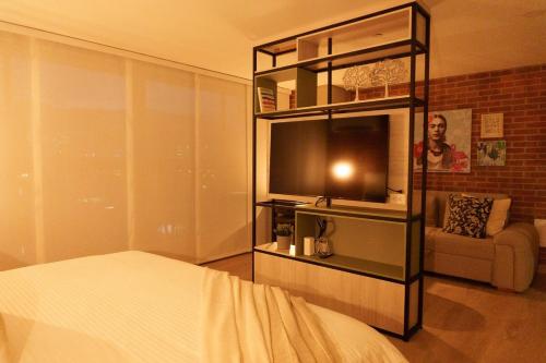 NEW in laurels with air , loft type, giant tv, Medellín (photo 7)