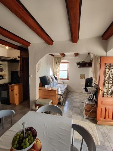 Holiday house with a parking space Ustrine, Cres - 22967 in Ustrine
