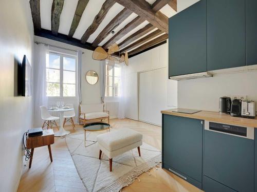 Modern getaway for two - Marais Place Vosges - image 4