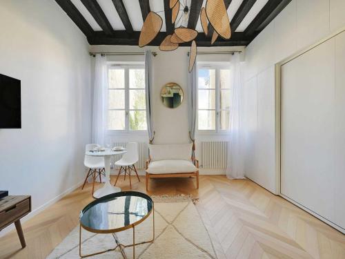 Modern getaway for two - Marais Place Vosges - image 8