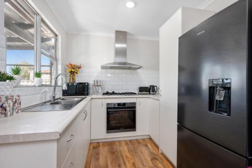 Konyha, Secluded oasis & inground pool near Kalgoorlie-Boulder repülőtér