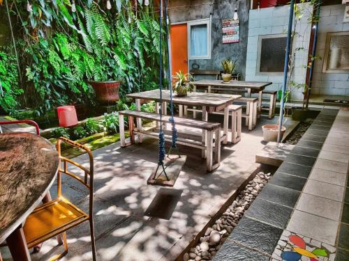 Garden, Jeng Tini Guest House in Tanah Sereal
