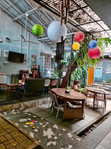 Shared lounge/TV area, Jeng Tini Guest House in Tanah Sereal