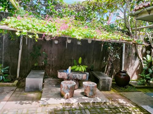 Garden, Jeng Tini Guest House in Tanah Sereal