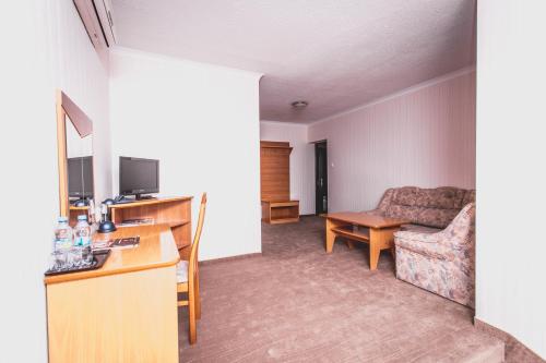 Hotel Twins - image 2