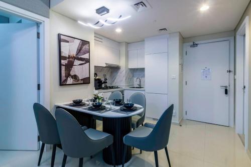 Luxury 2BD Apt with Pool GYM & Burj Khalifa Views Luxury 2BD Apt with Pool GYM & Burj Khalifa Views