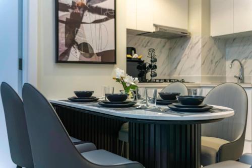 Luxury 2BD Apt with Pool GYM & Burj Khalifa Views Luxury 2BD Apt with Pool GYM & Burj Khalifa Views