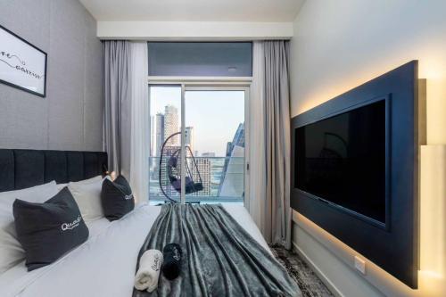 Luxury 2BD Apt with Pool GYM & Burj Khalifa Views Luxury 2BD Apt with Pool GYM & Burj Khalifa Views