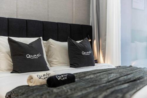 Luxury 2BD Apt with Pool GYM & Burj Khalifa Views Luxury 2BD Apt with Pool GYM & Burj Khalifa Views