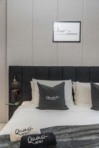 Luxury 2BD Apt with Pool GYM & Burj Khalifa Views Luxury 2BD Apt with Pool GYM & Burj Khalifa Views