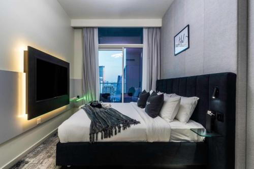 Luxury 2BD Apt with Pool GYM & Burj Khalifa Views Luxury 2BD Apt with Pool GYM & Burj Khalifa Views