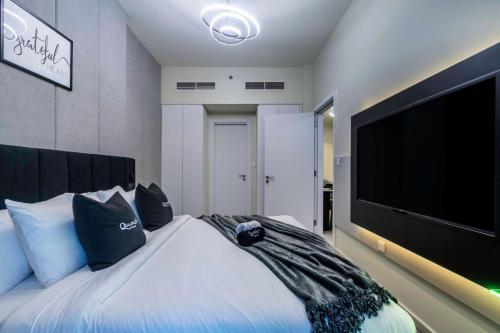 Luxury 2BD Apt with Pool GYM & Burj Khalifa Views Luxury 2BD Apt with Pool GYM & Burj Khalifa Views