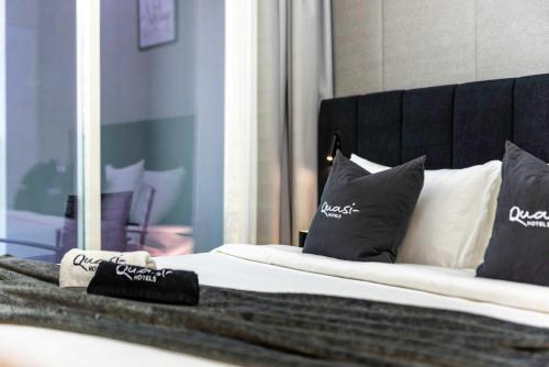 Luxury 2BD Apt with Pool GYM & Burj Khalifa Views Luxury 2BD Apt with Pool GYM & Burj Khalifa Views