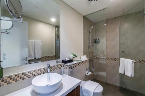 Luxury 2BD Apt with Pool GYM & Burj Khalifa Views Luxury 2BD Apt with Pool GYM & Burj Khalifa Views