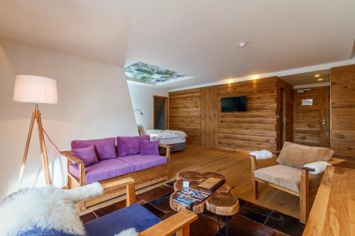 2 queen beds, 1 sofa bed