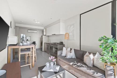 Modern 2br On Collins, Skyline Views & Parking - Bayside City