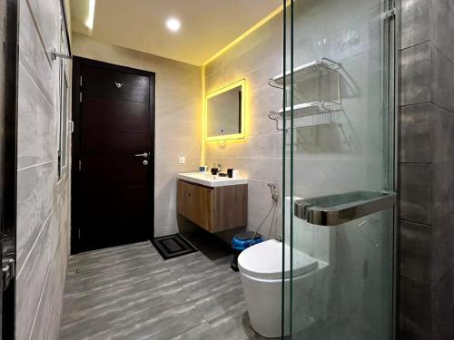 Luxury 1-Bed Apt Ideal for Couples - image 5