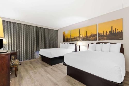 2 queen beds