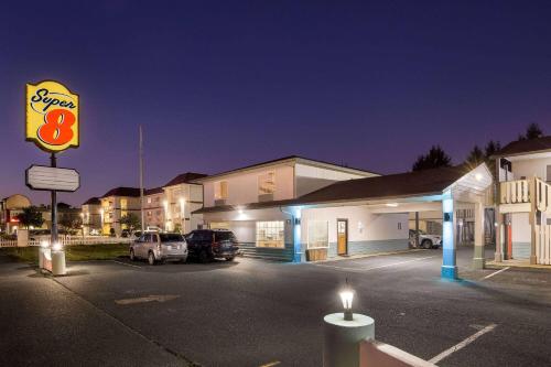 Super 8 by Wyndham Crescent City - image 7