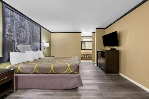Super 8 by Wyndham Crescent City - image 11