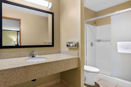 Super 8 by Wyndham Crescent City - image 13