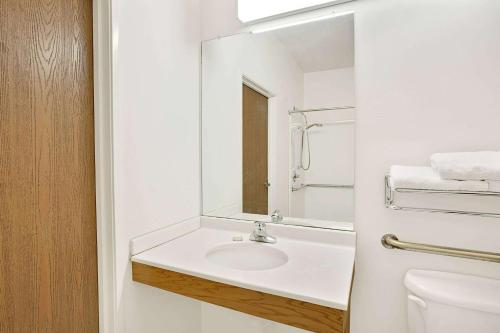 Super 8 by Wyndham Hampshire IL in Hampshire, USA