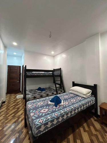 1 twin bed, 1 bunk bed