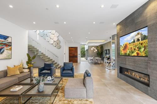 Facilities, Vanalden in Tarzana