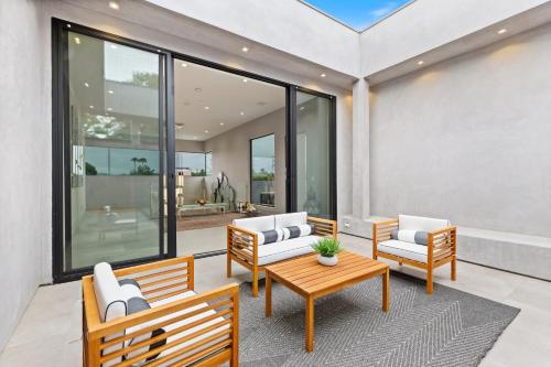 Facilities, Vanalden in Tarzana