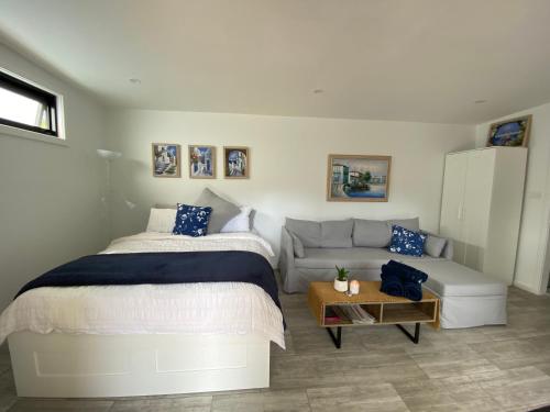 Golf Course & Beach Stay Self-Contained Guest House