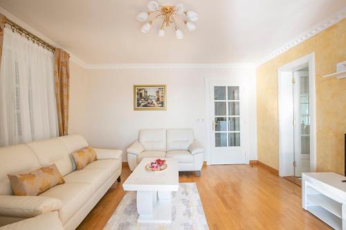 Montesan Beach Apartments Sveti Stefan - image 2