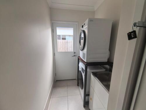 4b2b Coomera Comfort Lodge Near Theme Park & Westfield in Coomera