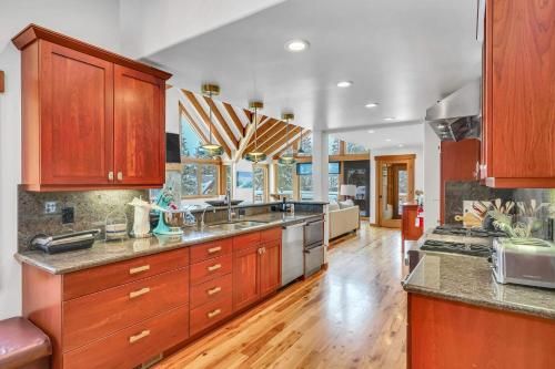 Stunning Mountain Gem with Hot Tub Near Palisades