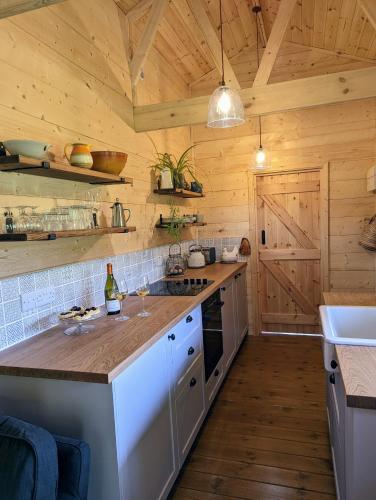 Raleigh Lodge - high quality lodge in secluded meadow in กลางเมืองไบด์ฟอร์ด