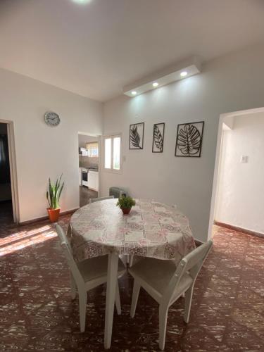 Casa con cochera doble y parrillero en zona estratégica