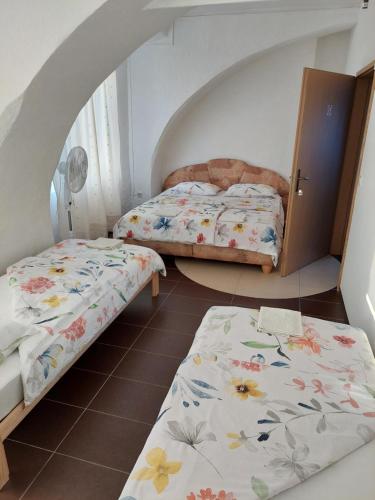 1 queen bed, 2 twin beds