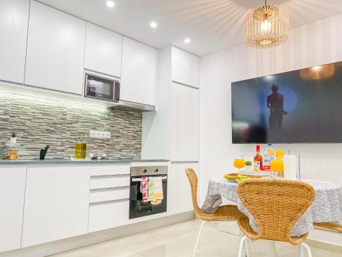 Luxury 2 min Beach with Balcony, Ocean view, Wifi, AC, SmartTV 3