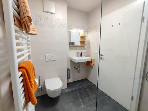 Fürdőszoba, Modernes Zimmer mit kostenlosem Parkplatz - LIMA Vermietung in Rothneusiedl