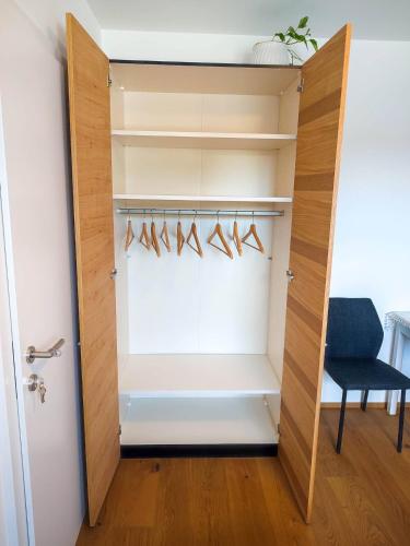 Modernes Zimmer mit kostenlosem Parkplatz - LIMA Vermietung in Rothneusiedl