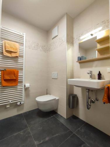 Fürdőszoba, Modernes Zimmer mit kostenlosem Parkplatz - LIMA Vermietung in Rothneusiedl