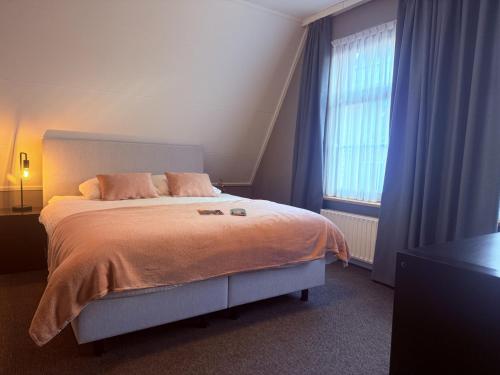 1 queen bed, 2 twin beds