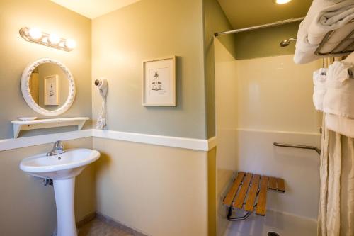 Lighthouse Inn - image 3