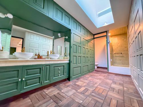 room detail thumbnail 2