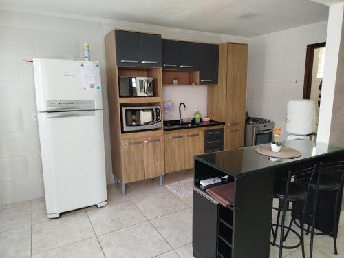 Kitchen, Casa proximo a Praia Morro das Pedras e Aeroporto com garagem para 2 carros in Pedrita