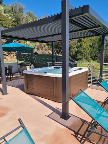 6-person apartment in sea view villa with jacuzzi in San Martino Di Lota