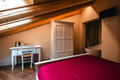 1 queen bed, 4 sofa beds