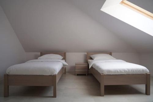 2 twin beds