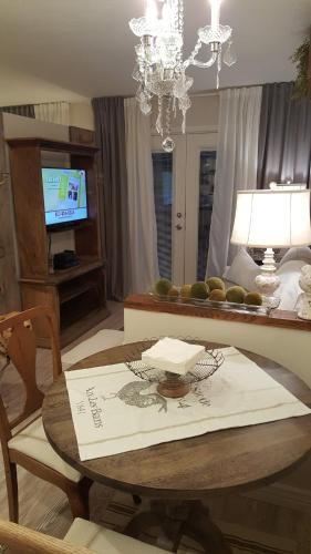 UofA UMC Mini French Farmhouse in the heart of town near สวนพฤษศาสตร์ ทูซอน