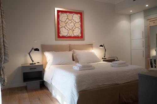 Bright Gem in Vibrant Popular Neighborhood, Atény